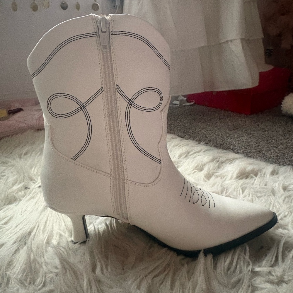 Universal Thread White Heeled Western Boots